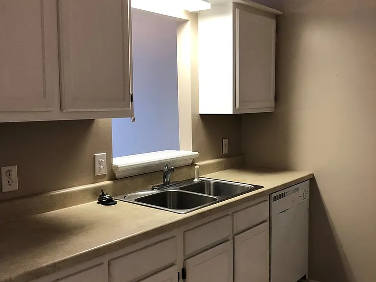 1713 Jasper Ave — Photo 5