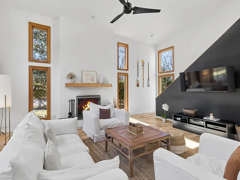 27 Montauk Ave — Photo 5