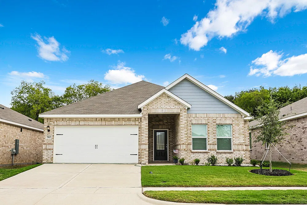 3 bed, 2.0 bath, 1602 sqft, $2,230 — Photo 1
