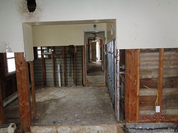 3rd image of 19 E 10th Road