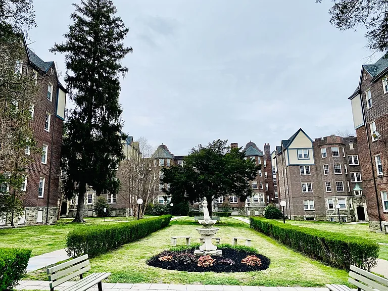 Upsal Gardens Apartments- Beautiful historical building with breathtaking charm! — Photo 18