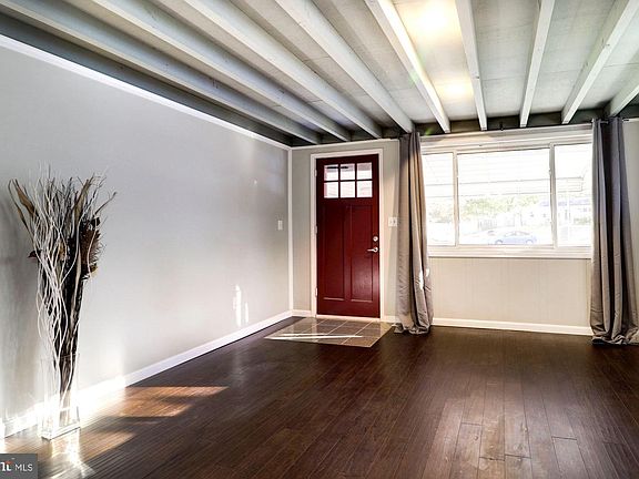 4th image of 1102 Somerset Dr