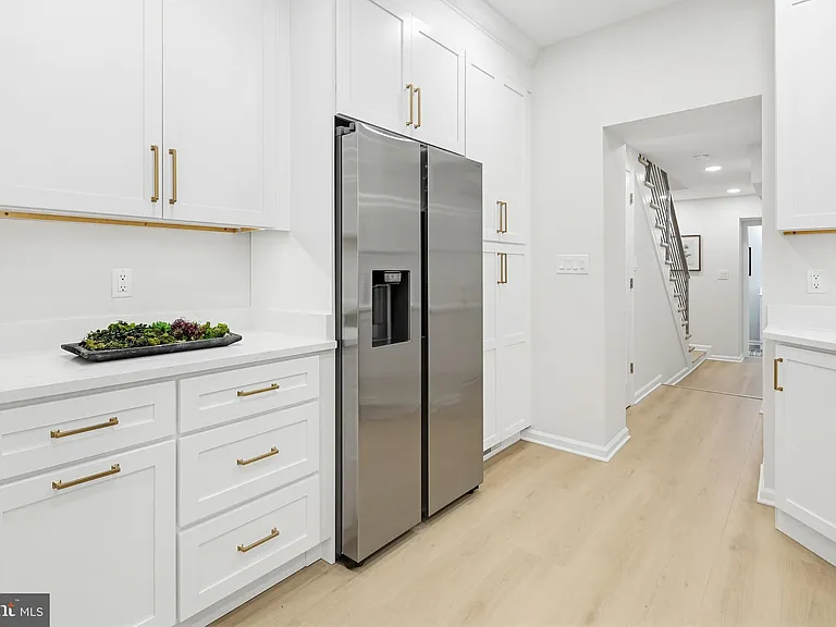 843 E Lombard St — Photo 5