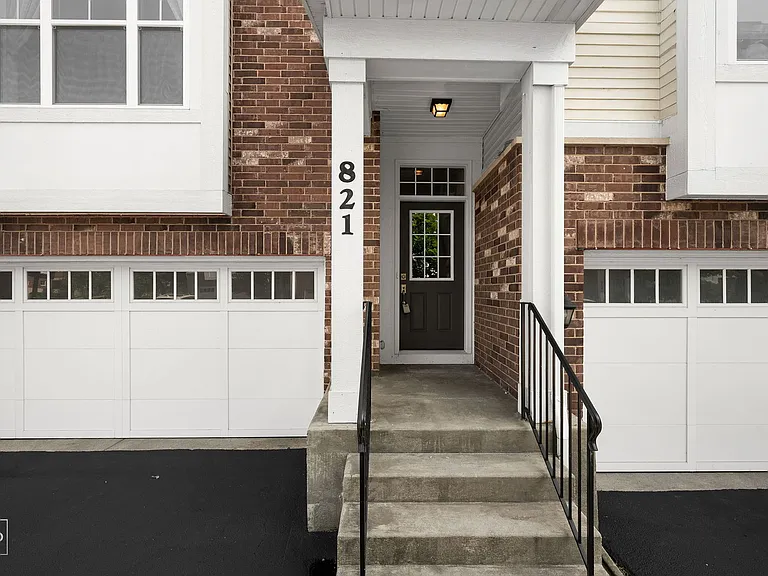 821 W Chase Ln — Photo 3