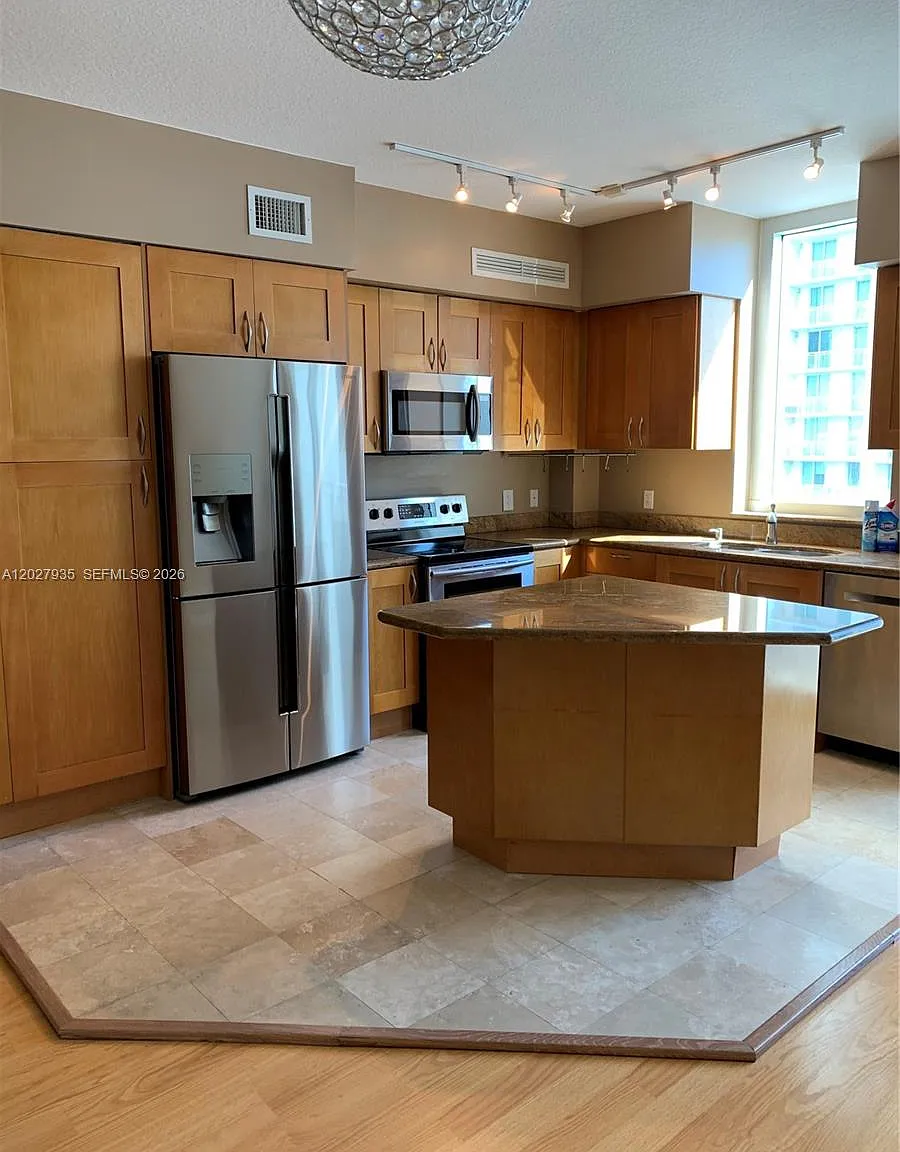 2 bed, 1425 sqft, $3,000 — Photo 2