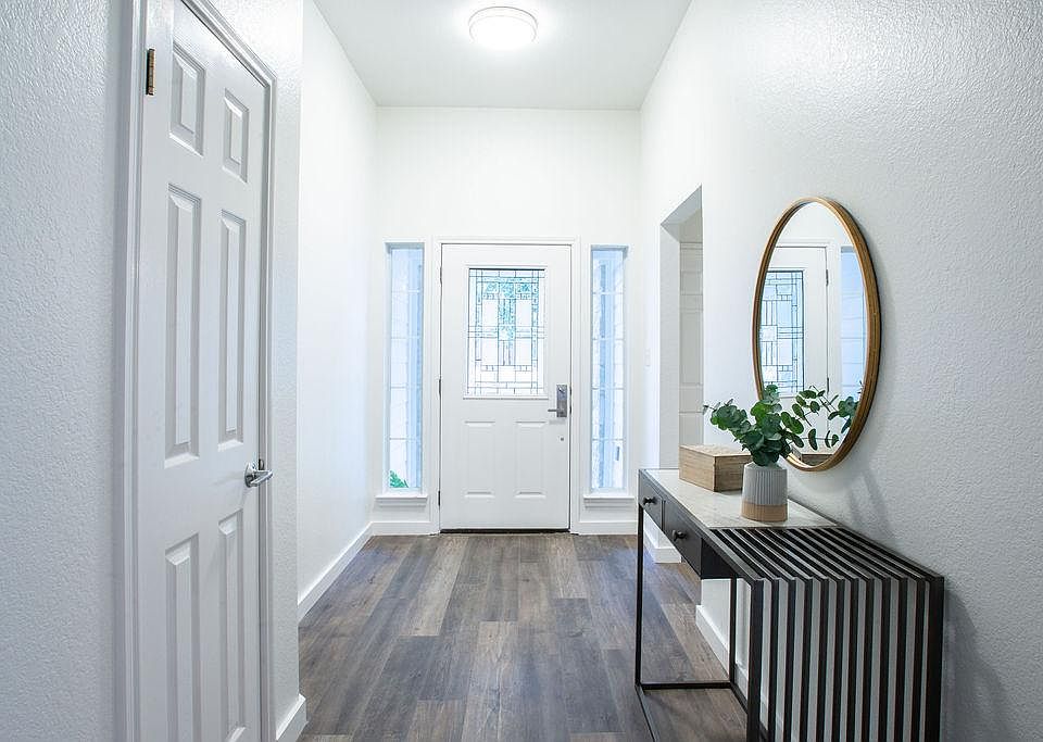 Spacious entryway with lots of light!