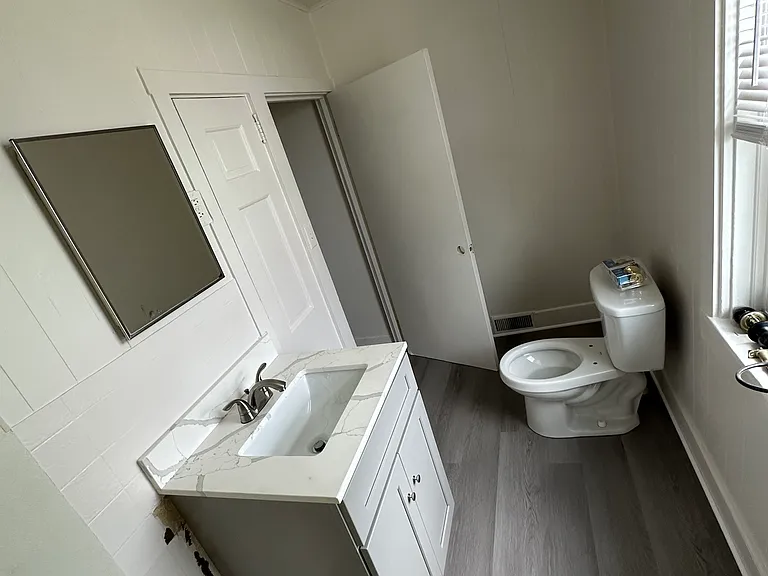 Upstairs full bathroom