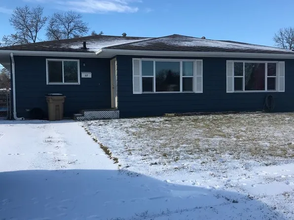 121 20th St NW, Minot, ND 58703