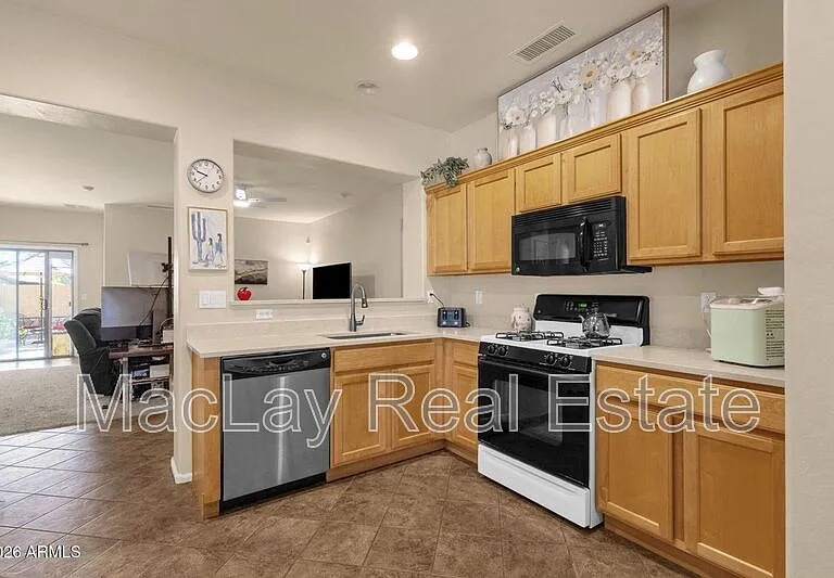 18337 N Soft Wind Dr — Photo 2