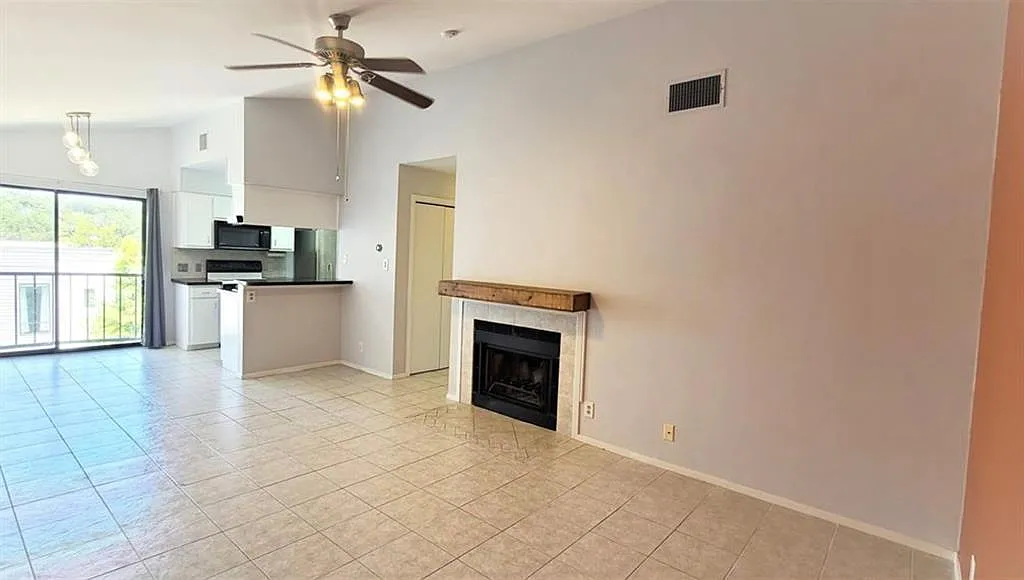 2 bed, 2.0 bath, 837 sqft, $1,795 — Photo 2