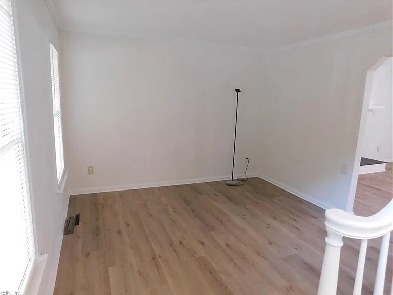 1129 Crystalwood Cir — Photo 2