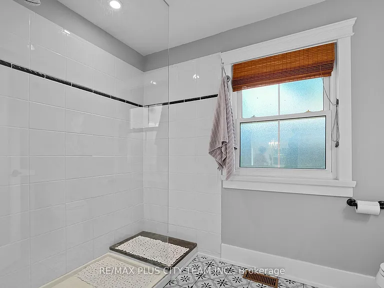 4 Wyckliffe Ave — Photo 18