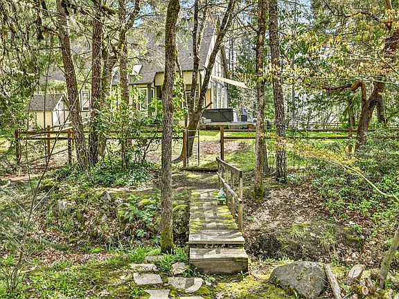 4th image of 221 Hidden Valley Ln
