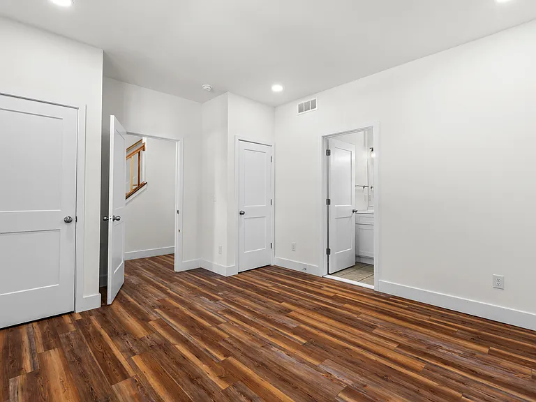 435 Hiscock St — Photo 22