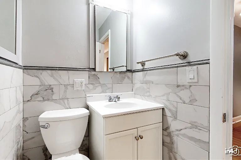2000 W Arthur Ave #2NW — Photo 8