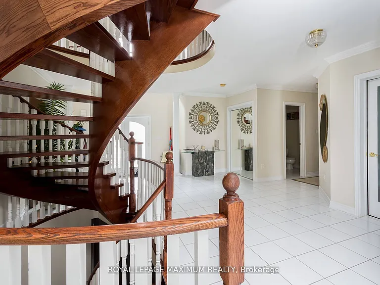 195 Gidleigh Park Cres W — Photo 3