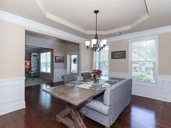 Dining-Paneled walls