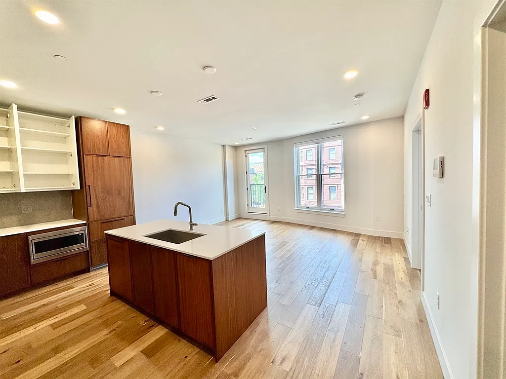 1 bed, 1.0 bath, 888 sqft, $4,400 — Photo 3