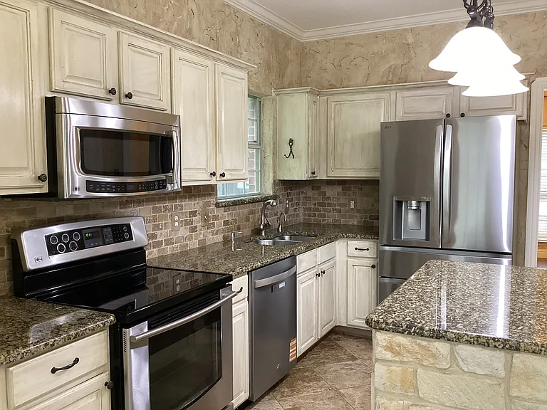 7774 Park Downs Dr — Photo 3