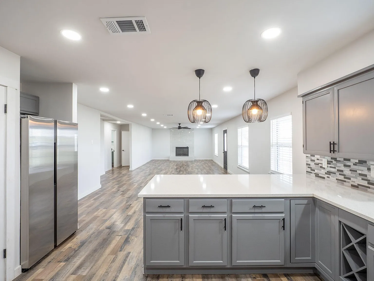 3 bed, 2.0 bath, 1683 sqft, $2,200 — Photo 4