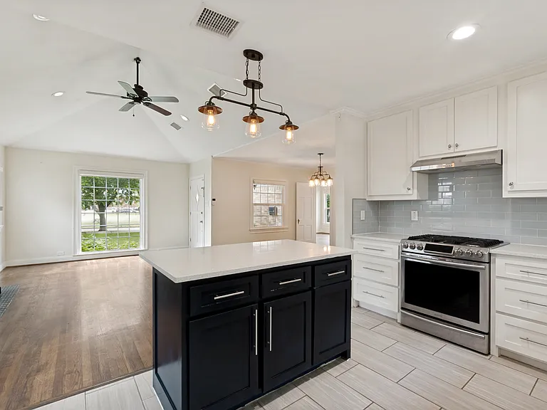 615 S Montclair Ave — Photo 7