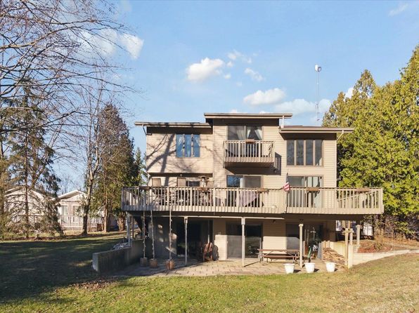 856 Pawtucket Dr, Hope, MI 48628