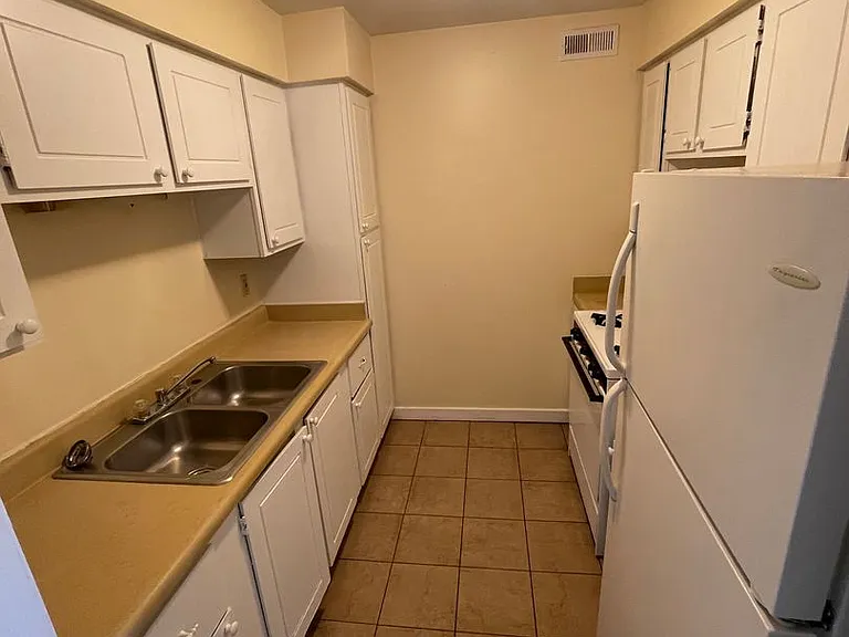 Abbott Acres Apartments — Photo 15