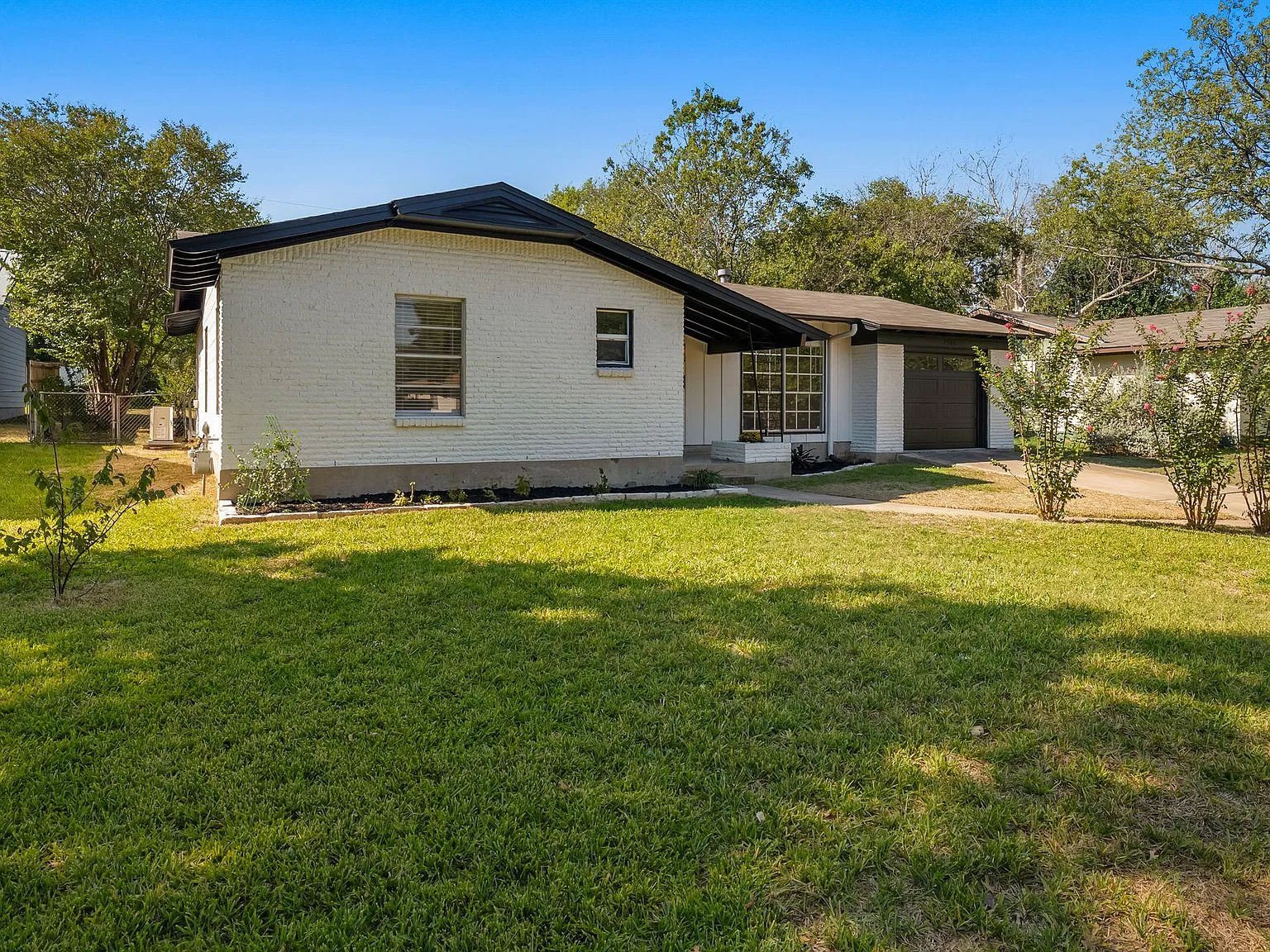 3 bed, 2.0 bath, 1099 sqft, $2,500 — Photo 2