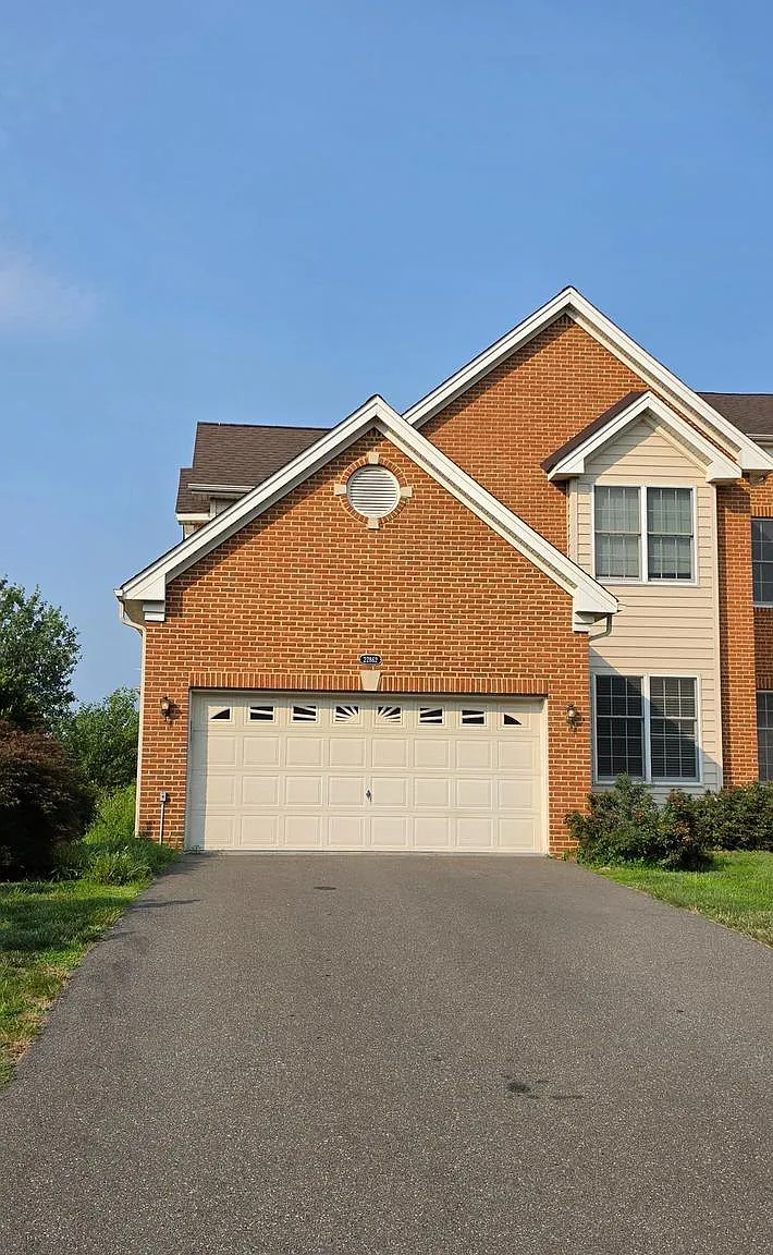 4 bed, 3.5 bath, 3733 sqft, $3,900 — Photo 2