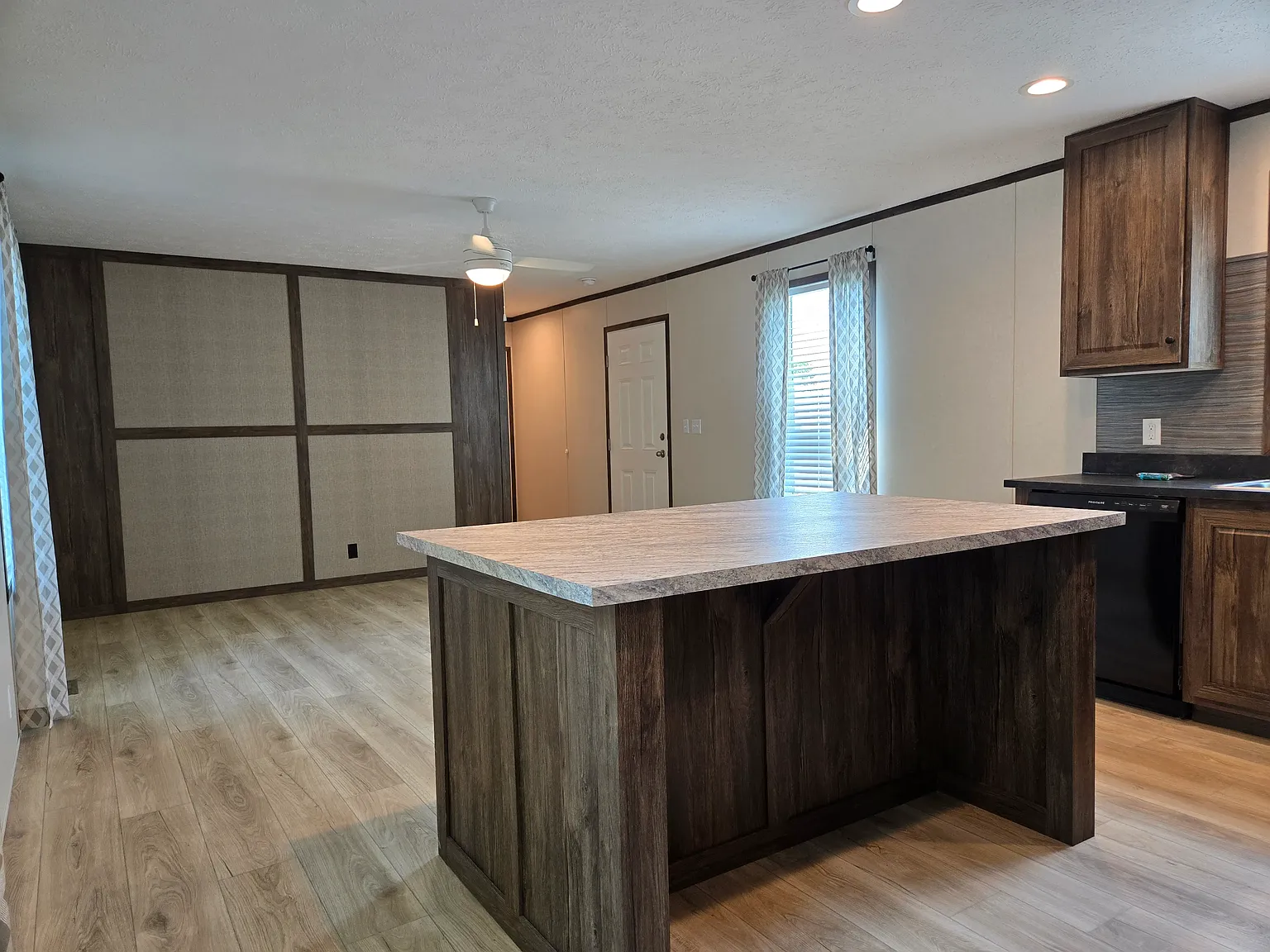 225 Robin Dr — Photo 4