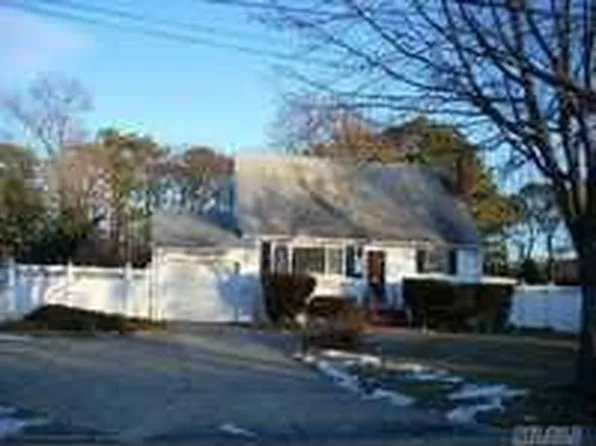 1509 N Gardiner Dr, Bay Shore, NY 11706