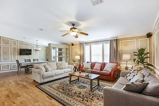 5 bed, 3.0 bath, 1973 sqft, $5,888 — Photo 4