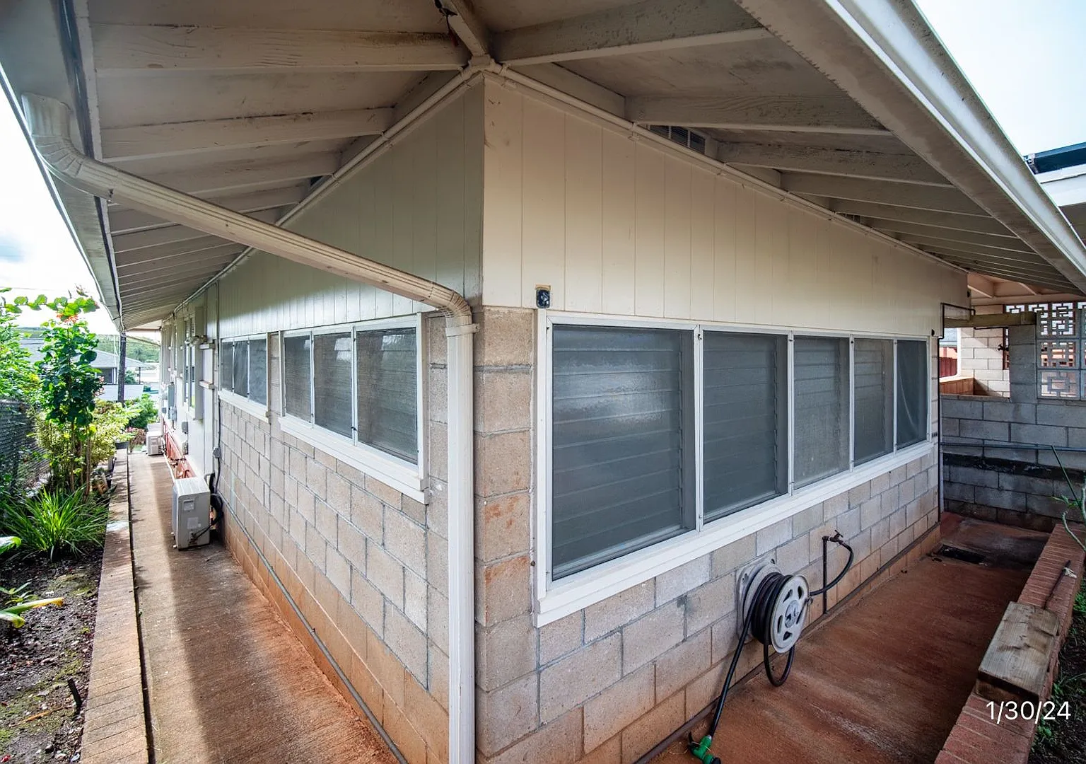 Rarely Available 4 BD/2 BA Home in Aiea — Photo 2