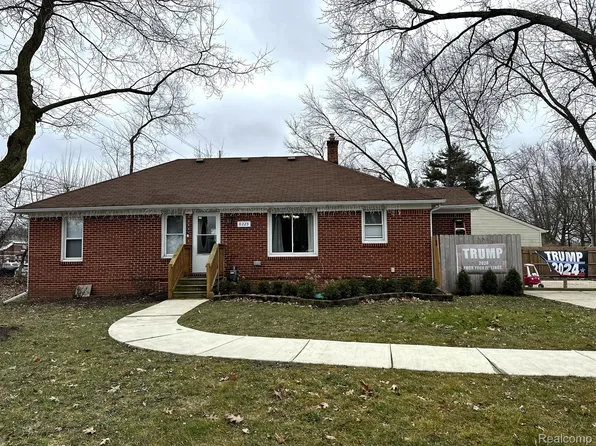 8223 Arlis St, Commerce Township, MI 48382
