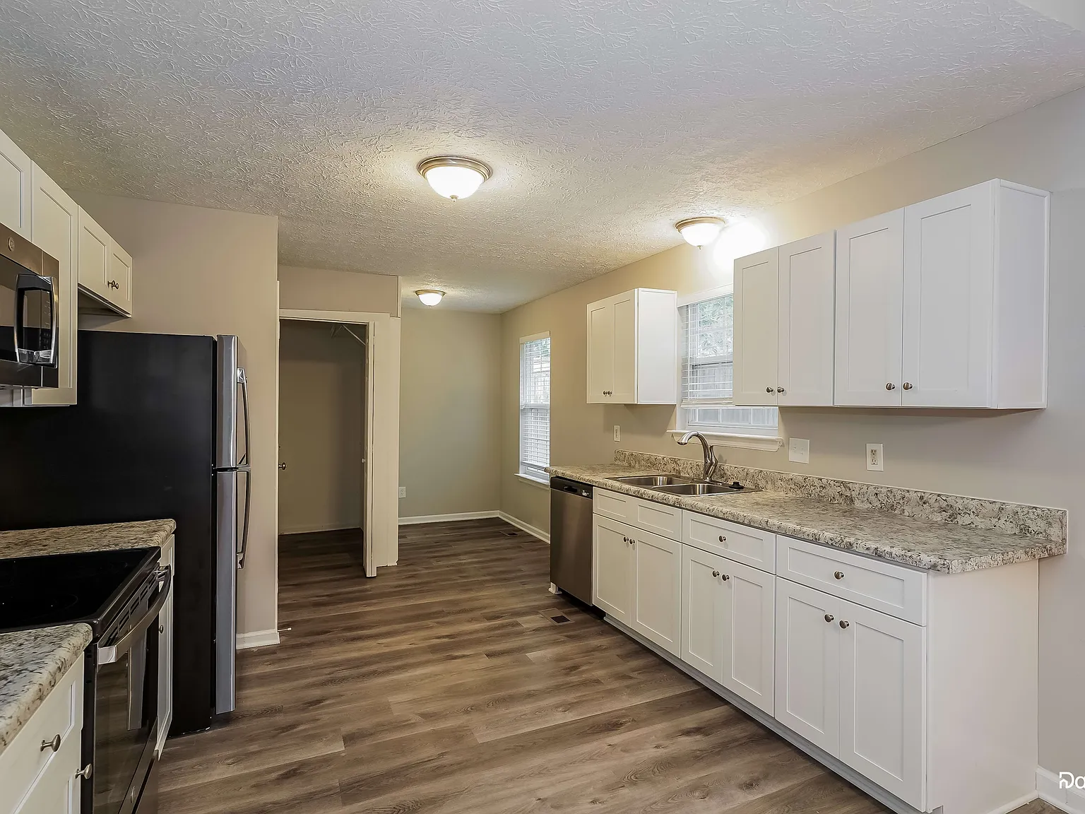 3 bed, 2.0 bath, 1333 sqft, $2,235 — Photo 2