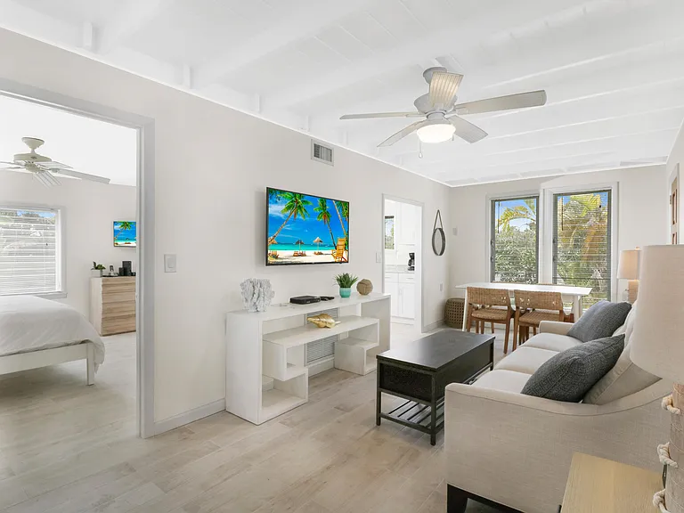 53 Barry Ave — Photo 9