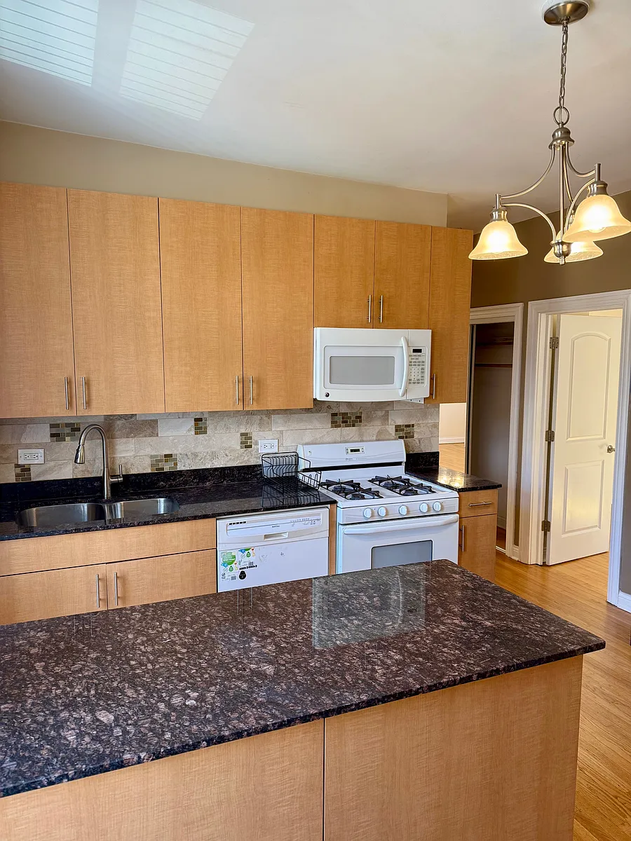 Building Photo - 2158 W Chicago Ave #3R