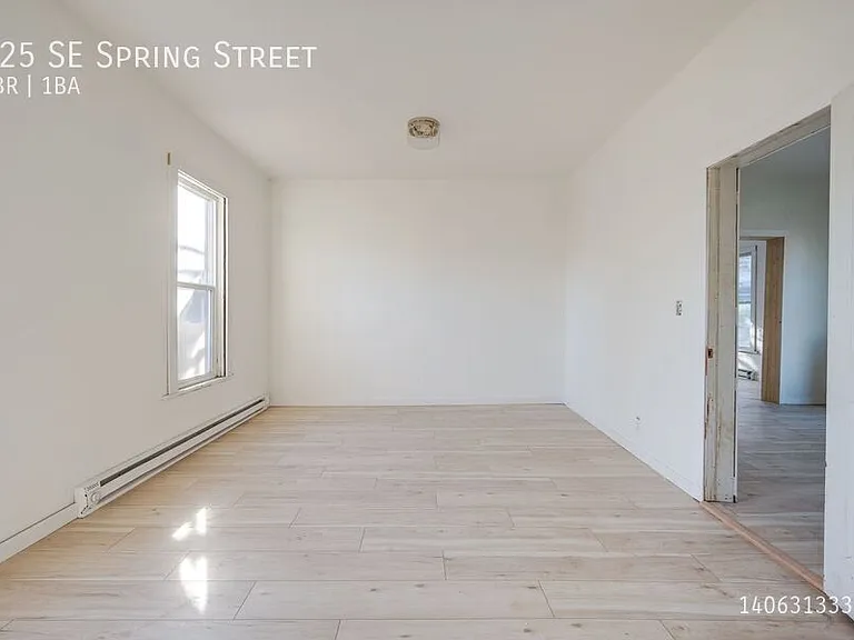 225 SE Spring St — Photo 6