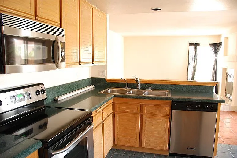 5 bed, 2297 sqft, $4,900 — Photo 2