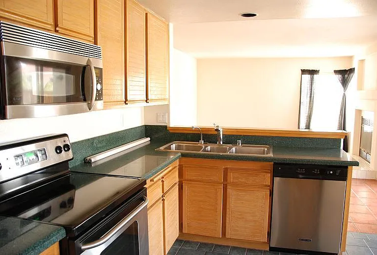 1880 Ithaca Dr — Photo 2