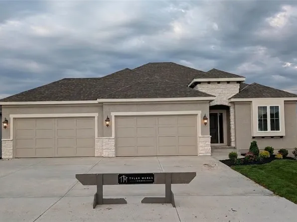 16747 S Twilight Ln, Olathe, KS 66062