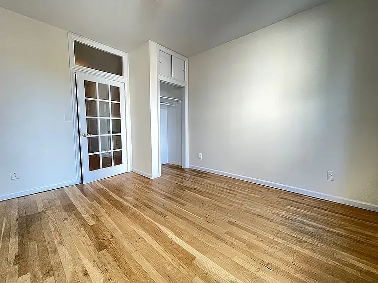 206 E 6th St #8 — Photo 4