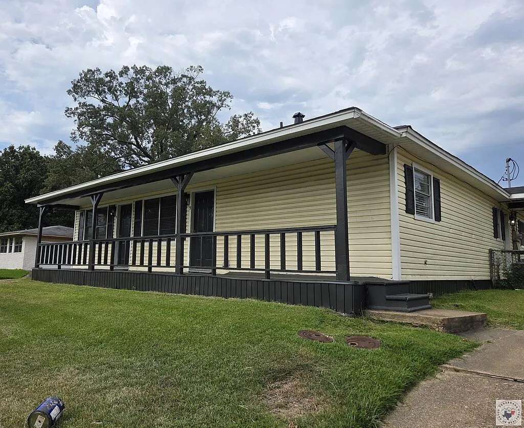 2 bed, 1.0 bath, 1840 sqft, $1,300 — Photo 1