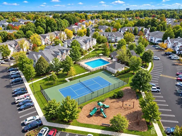 189 Sunshine Dr, Piscataway, NJ 08854