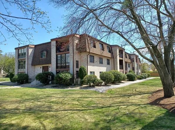 1 Greenbriar Dr APT 301, North Reading, MA 01864