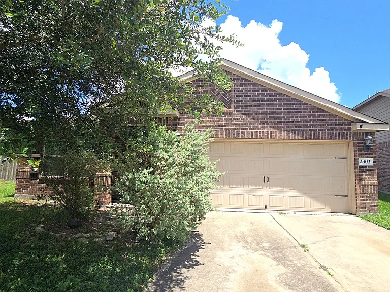 2303 Golden Brandy Ln — Photo 1