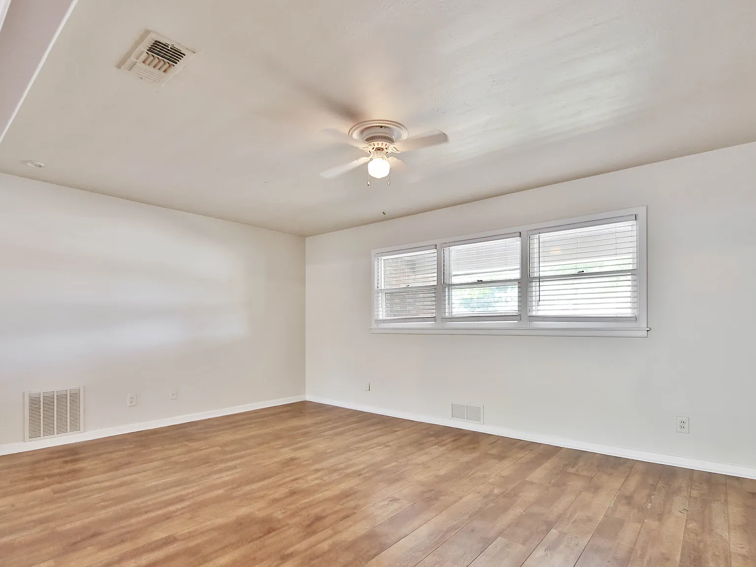3 bed, 1956 sqft, $1,800 — Photo 2