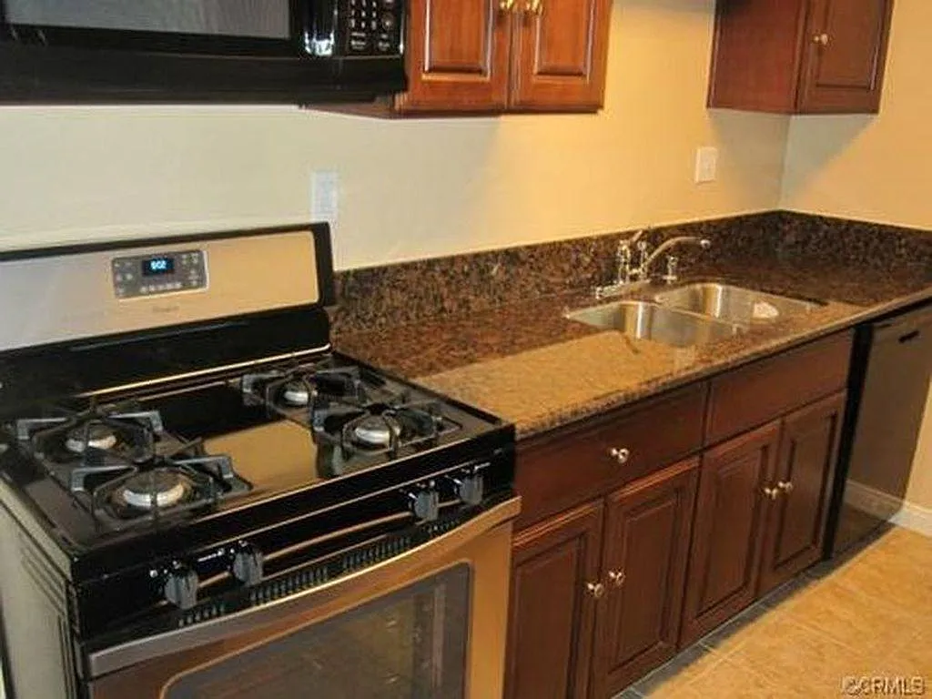 3 bed, 1261 sqft, $3,795 — Photo 4