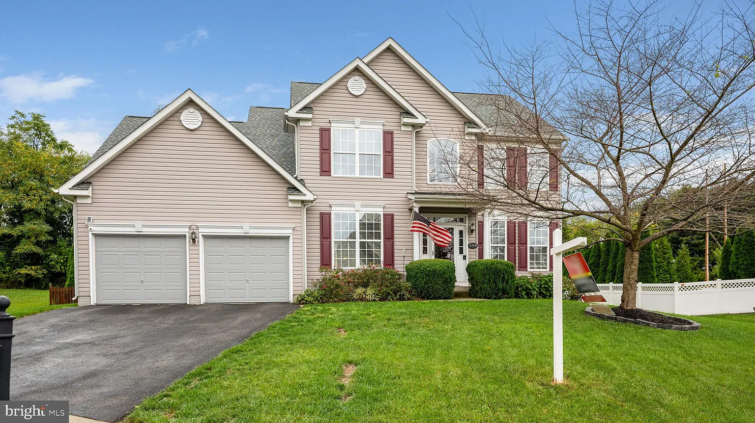 204 Burton Way photo 1