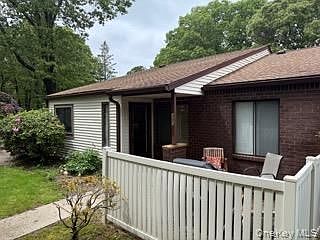 1st image of 380 Clubhouse Ct